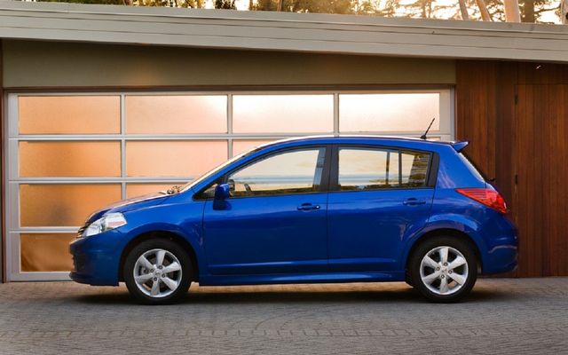 12nissan_versa_hatchback_1.jpg