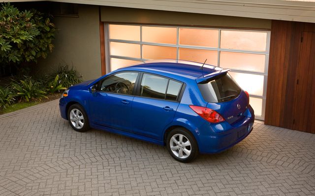 12nissan_versa_hatchback_2.jpg