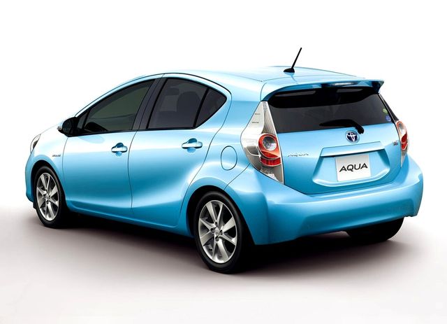 11toyota_aqua_2.jpg