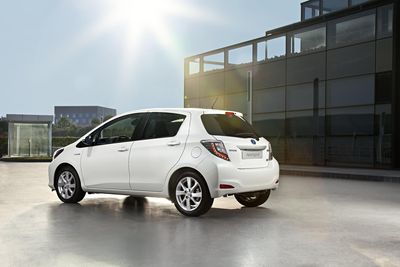 12toyota_yaris_hybrid_0.jpg