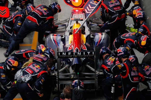 12f1_vettel_pit.jpg