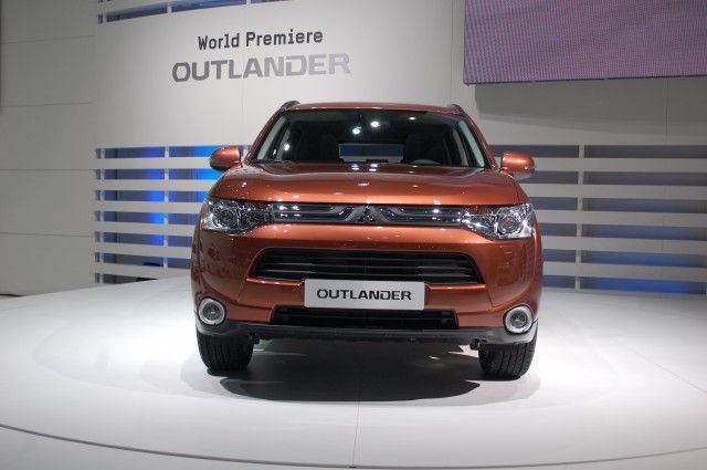 12mitsubishi_outlander1.jpg