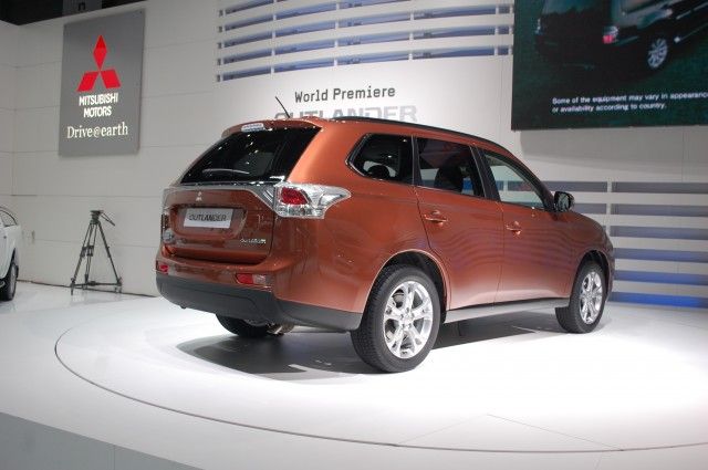 12mitsubishi_outlander2.jpg