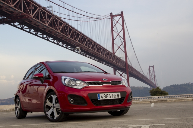 kia_rio_2011_red05.jpg