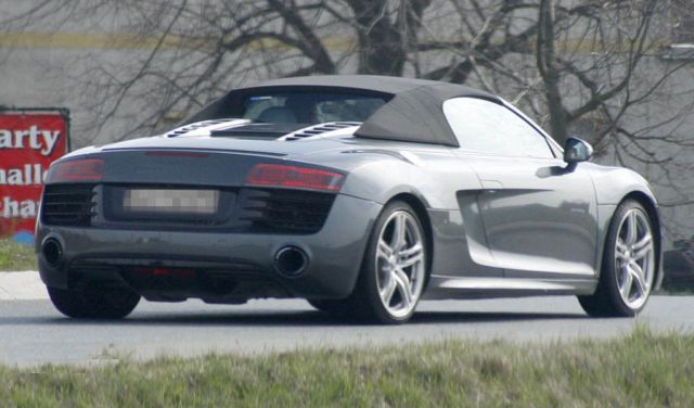 12audi_r82.jpg