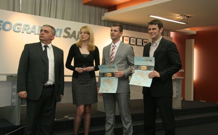 predstavnici_komnenovic_auta_i_autoprometa_primili_su_nagradu_beogradskog_sajma.jpg predstavnici_komnenovic_auta_i_autoprometa_primili_su_nagradu_beogradskog_sajma.jpg