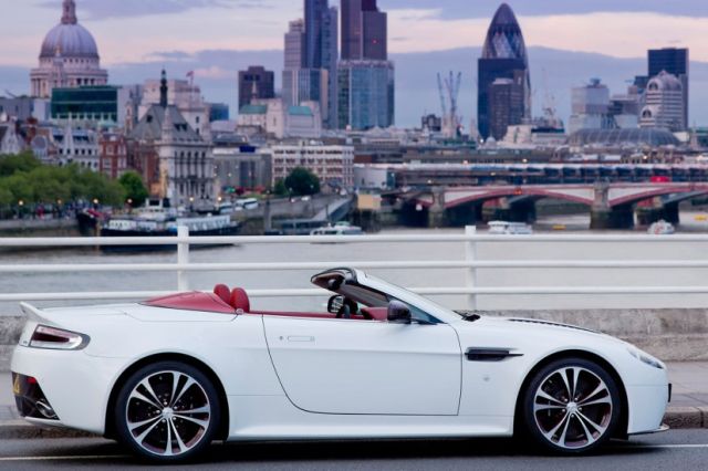 12astonmartin_v12roadster1.jpg