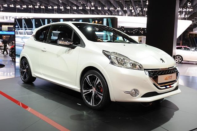 12peugeot_208gti1.jpg