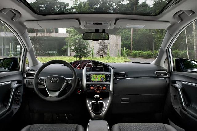 12toyota_verso3.jpg