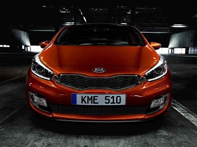 kia_ceed_comfort_rear_view_cam_rgb_medium.jpg