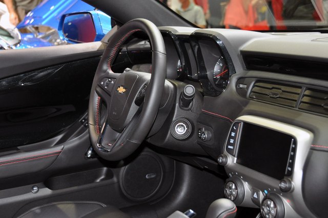 12chevrolet_camarohw2.jpg