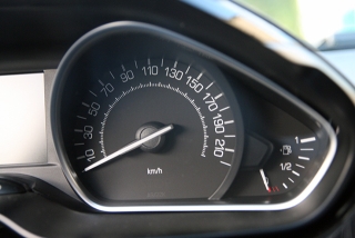 12peugeot_208_5.jpg