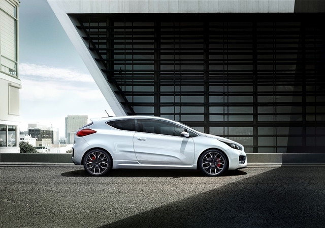 kia_pro_ceed_gt_-_2_medium.jpg