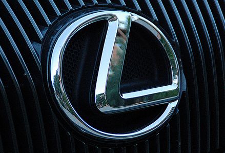 13lexus_grill0.jpg