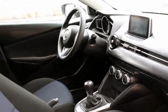 14mazda 2enterijer1