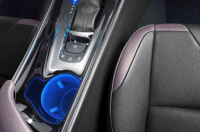 16toyota chrenterijer3