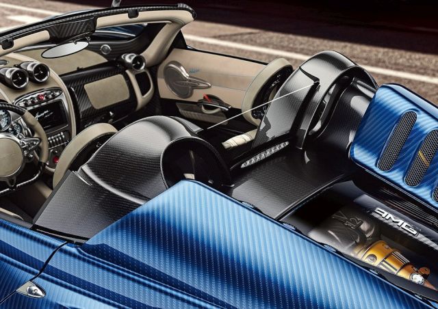 17pagani huayraroudster4