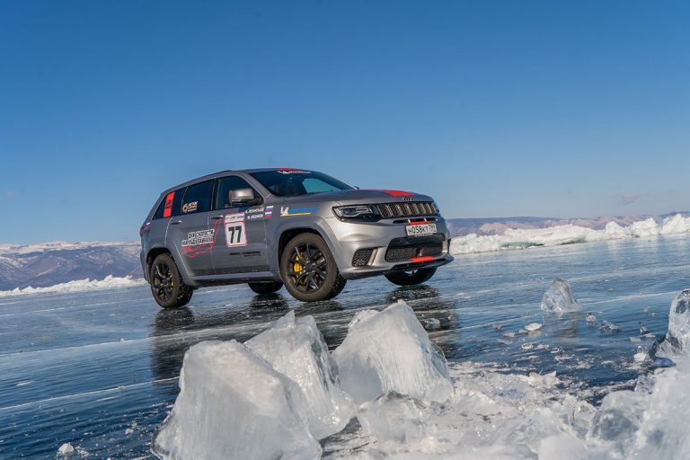 Jeep Grand Cherokee Trackhawk 280kmč po ledu