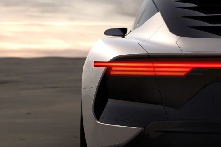 Novi električni DeLorean premijerno u avgustu